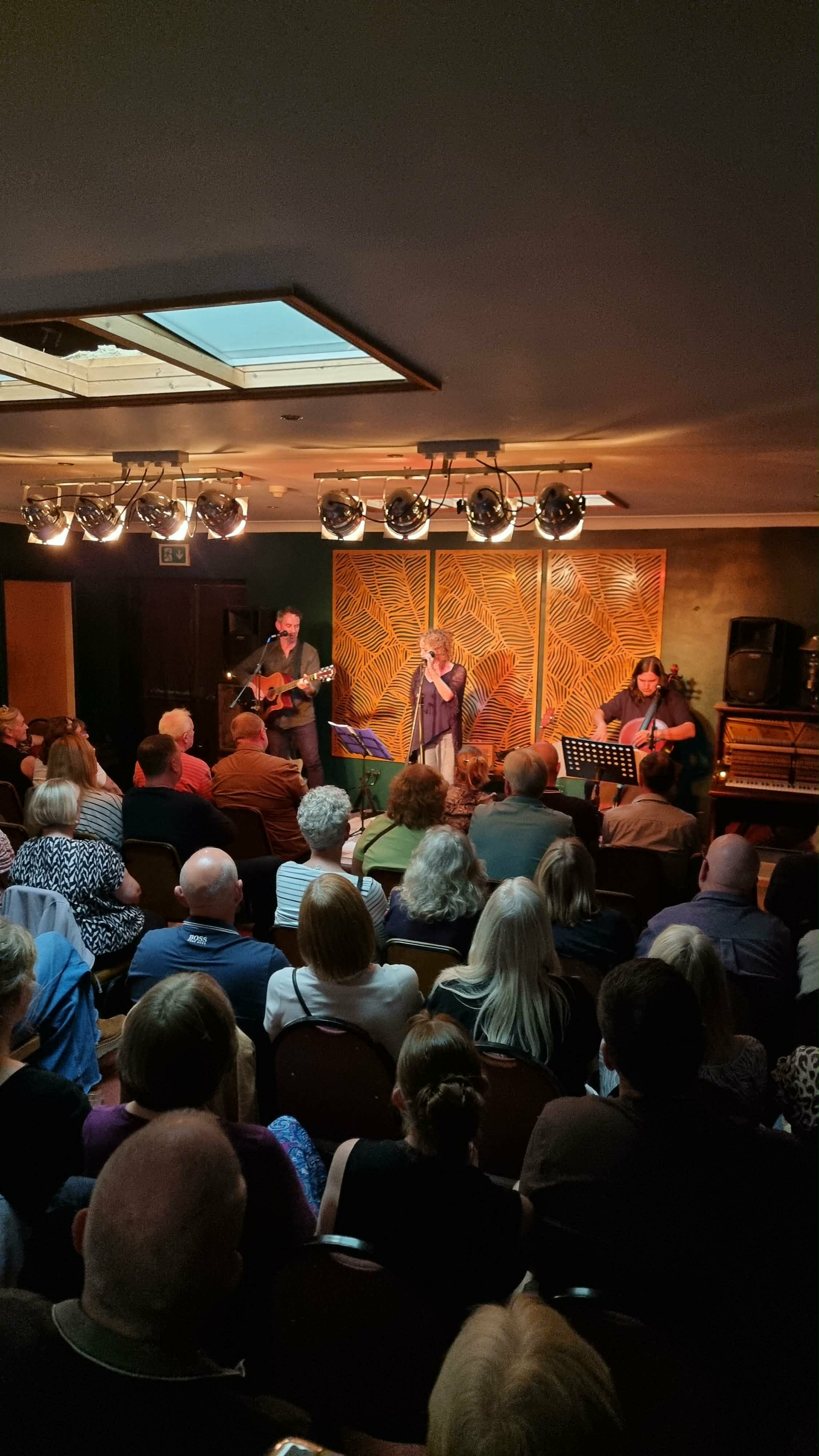 B8700439 5d18 421b 8b5b C158d8dda546